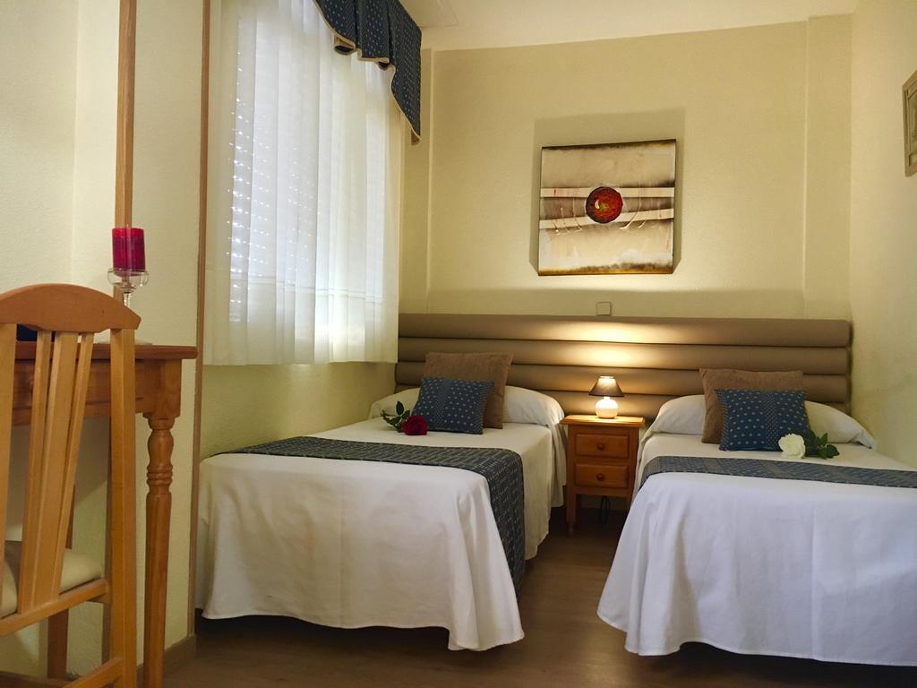 Hotel Cuatro Canos Alcala de Henares Exterior photo