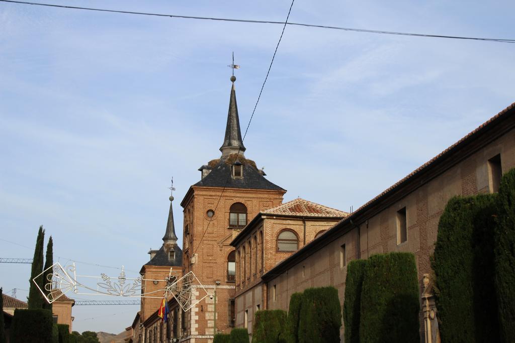 Hotel Cuatro Canos Alcala de Henares Exterior photo