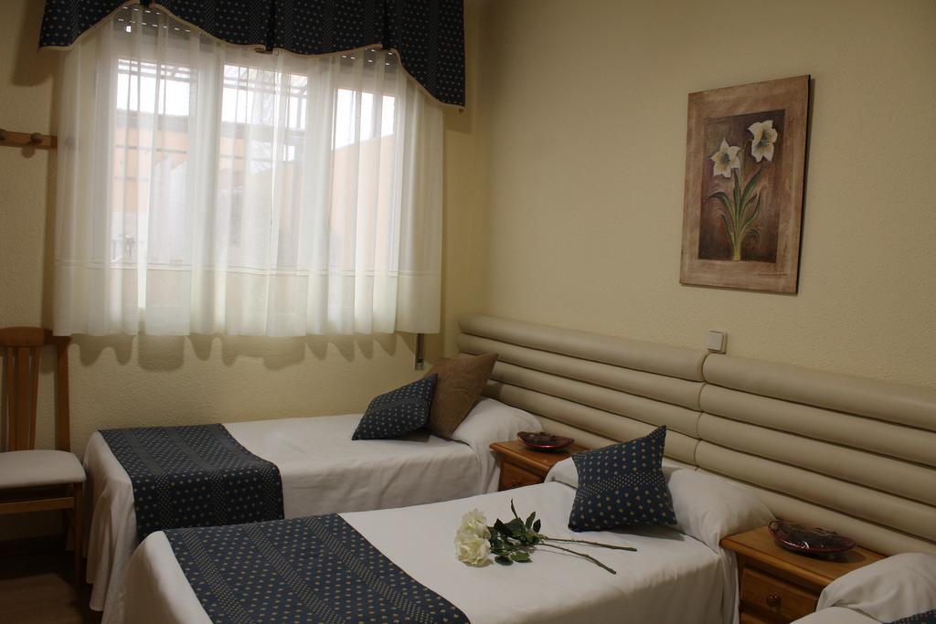 Hotel Cuatro Canos Alcala de Henares Exterior photo